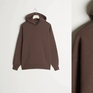 Hoddie - Säljer denna snygga hoddie från Gina!! Endast använd två-tre gånger är därför i nyskick!! Kostar 299 på hemsidan men säljer för 100+ frakt ☺️är i storlek XS men den är oversizad så kan passa en S också! Kom privat för egna bilder 