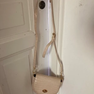 Vit hanväska - Säljer denna vita hanväska, köpt på newyorker Är du intresserad eller har några frågor kontakta mig privat 💕