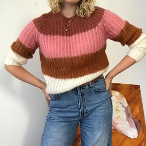 Stickad randig tröja  - Stickad tjocktröja med randigt mönster från & Other Stories. Knappt använd, så den är i mycket gott skick. Storlek XS men funkar även för S eller M.