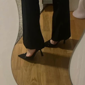 Klackar Zara - Klackar från Zara, strl 38 inköpta för 800kr. Säljer då jag egentligen har storlek 39 men ville köpa dem ändå 🙄