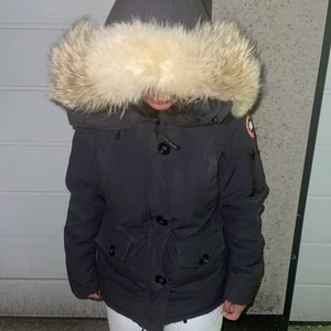 Canada goose jacka - Canada goose jacka i bra skick, dock liten slitning i ärm muddarna. PM för fler bilder