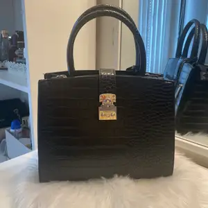 En vanlig svart handväska, perfekt storlek och väldigt färsch.