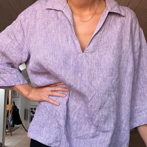 Linneskjorta Arket - Lila kortärmad skjorta i 100% linne. Storlek S men oversize! Jag är XS/156cm som referens. 