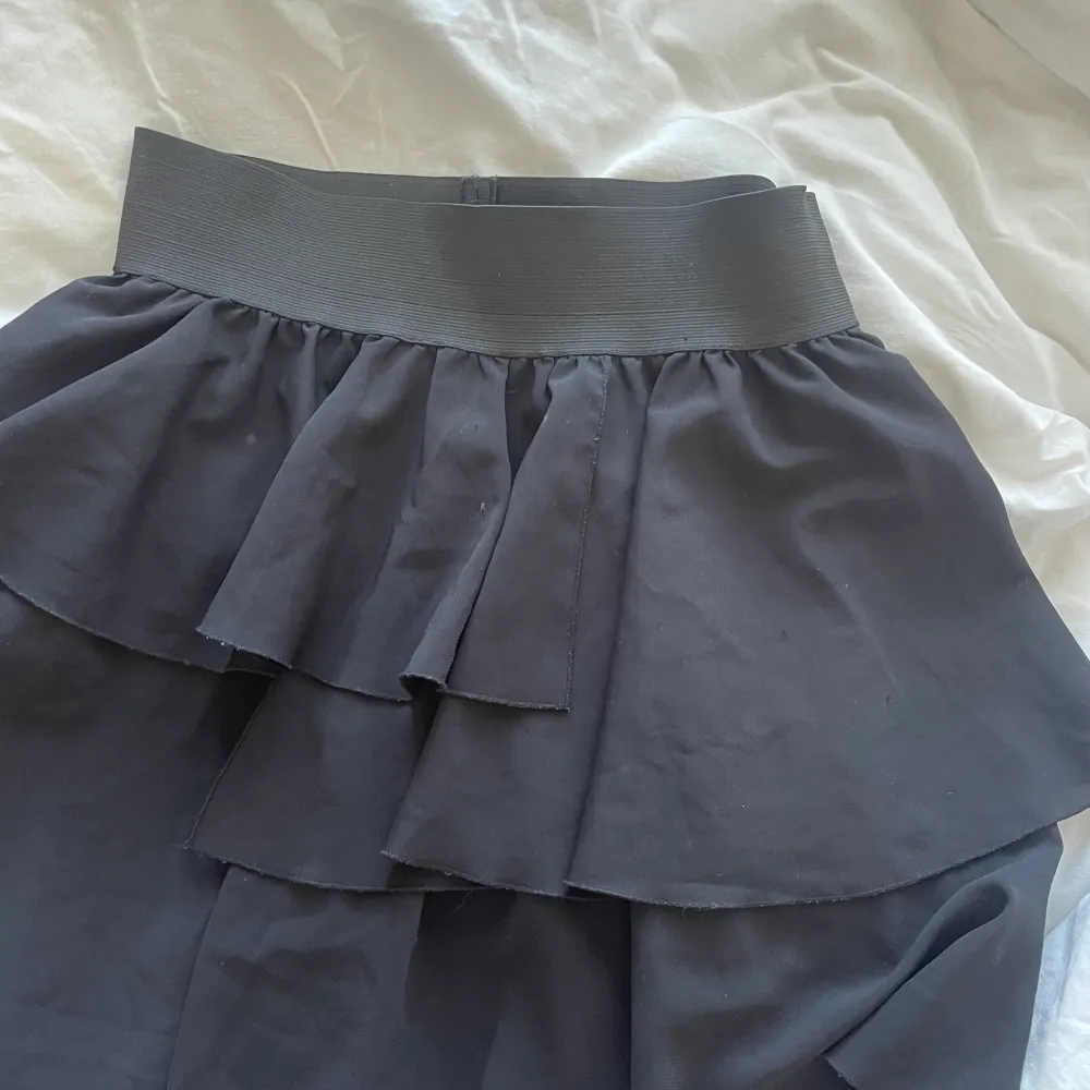 Super söt volang kjol från Monki 💕 Säljs pga att den tyvärr inte kommer till använding. Perfekt nu till skolstarten/hösten 🤍 . Kjolar.