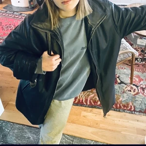 oversized skinnjacka - Mörkblå skinnjacka köpt second hand! Väldigt tjockt och värmande material! Jackan känns rejäl så att säga och är i bra kvalitet! Blåare än vad som syns på bilden, ungefär som på andra sliden:)