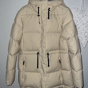 Ahkka Dunjacka Beige - Säljer oanvänd vinterjacka från ellos, inköpspris 1499:-. Storlek 46 men rätt liten i storlek så skulle säga 42-44. Finns antingen att hämta/mötas i Trollhättan eller skickas via postnord