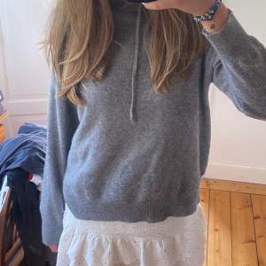 ”INTRESSEKOLL” funderar på att Sälja min karshmir  hoodie från Lisa yang. Den är i ganska bra skick (lite slitningar ) men är knappast använd❤️  jag kan också tänka mig byta mot nån annan tröja💕 kan kanske sänka pris 