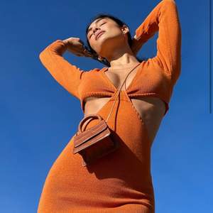 En orange klänning från NA-KD i storlek M, köpte den innan sommaren men har inte använt den en ända gång. Ny pris kostar den 700kr