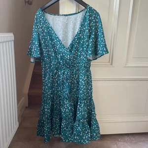 Klänning - Säljer en fin sommarklänning som jag har köpt på Plick. Säljer pga fel storlek annars super fin och i väldigt fint skick.