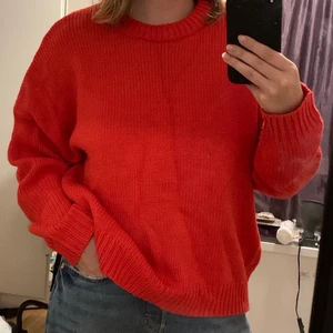 röd stickad tröja  - Röd stickad tröja från hm. Aldrig använd så är i gott skick!!  