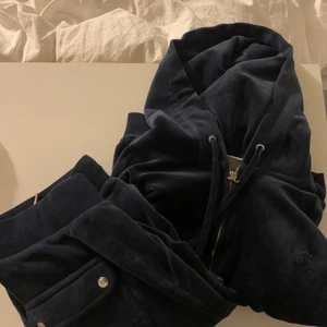 Mörkblå juicy couture  - Mörkblått juicy couture sätt. Byxorna är i storlek XS och koftan M, kommer sälja den för ett väldigt lågt pris eftersom att den har några effekter och är väl använd. Kontakta för fler bilder eller frågor.