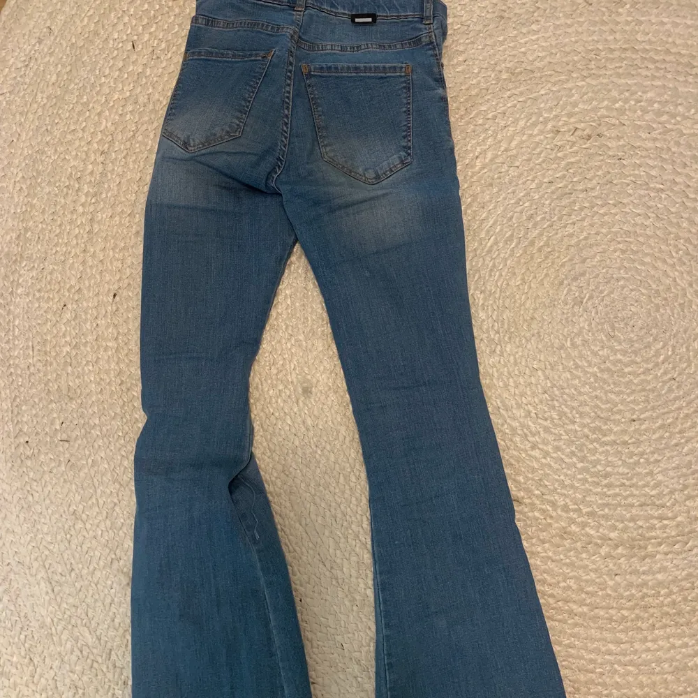 Low/mid waist bootcut jeans. Hålen fanns från förra köparen. Från dr denim. Jeans & Byxor.