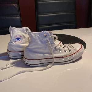 Säljer mina converse i storlek 36.5!  Lite smutsiga men inte mycket ( ljuset gör att de ser sämre ut än vad dom är ) Hör av dig för bilder eller info!  Säljer för 300 + frakt!