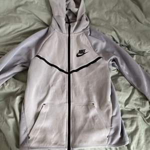 En grå Nike tech fleece. Den har några få fläckar på sig som knappast syns så därav priset.💓💓