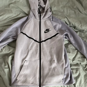 Nike tech fleece  - En grå Nike tech fleece. Den har några få fläckar på sig som knappast syns så därav priset.💓💓