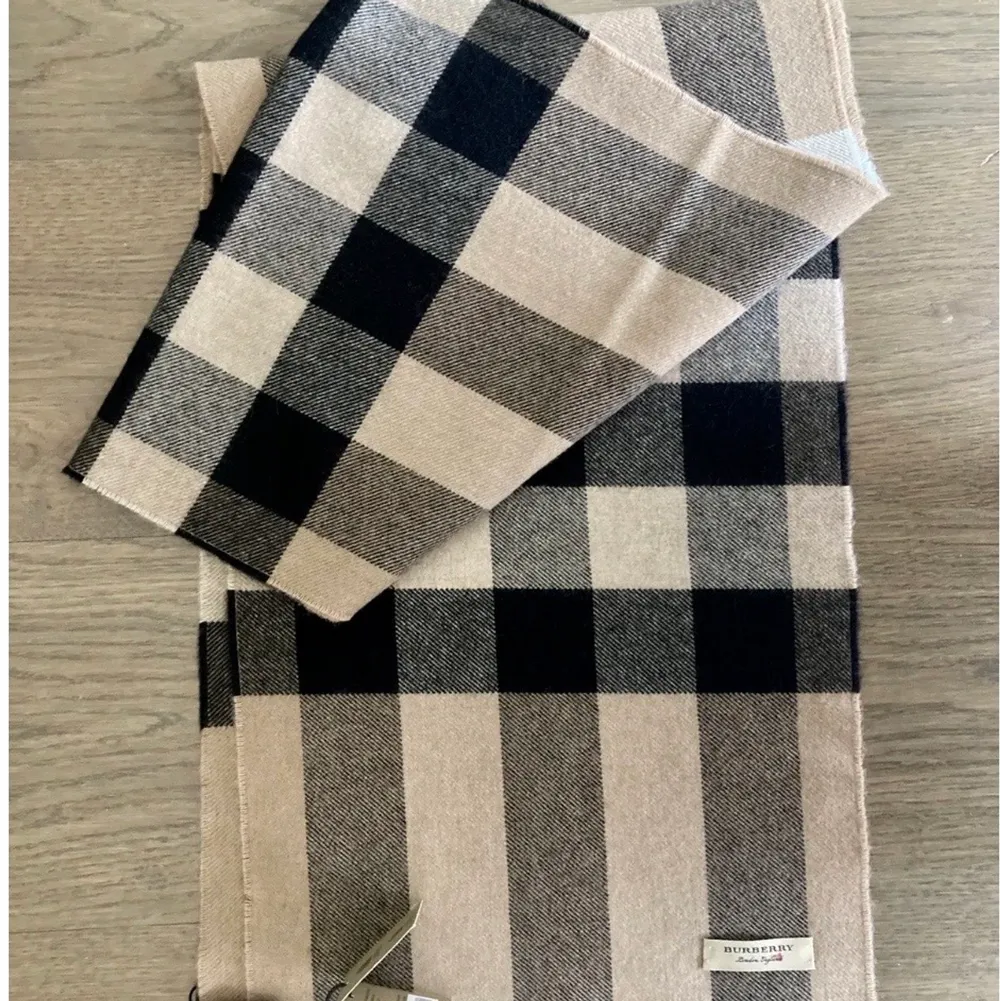 Oanvänd BURBERRY halsduk till salu.  Ny med tag och box Äkta.  Ny pris 420€  Perfekt att användas under den kalla vintern Säljes för 3000kr  . Accessoarer.