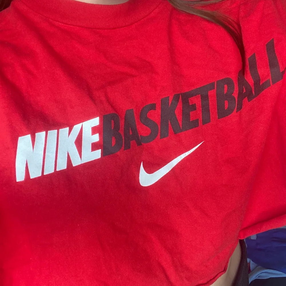 Nike T-shirt köpt secondhand som är lite croppad. T-shirts.