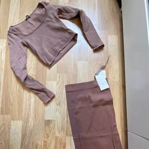 Set - Snyggt matchande set bestående av en långärmad tröja och en matchande kjol. Skulle säga att färgen är något mellan dov lila och beige/brun. Perfekt set nu till hösten 😍 aldrig använt kjolen