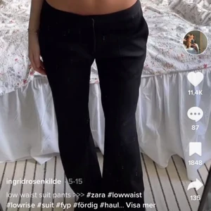 Lågmidjade kostymbyxor från zara - Så snygga och populära kostymbyxor ifrån zara, de är lågmidjade och i nyskick!❤️  (Byxorna är uppsydda hos en professionell så att de passar någon runt ca 160, men går säkert att få längre om man gör det hos en skräddare) Direktpris 375kr