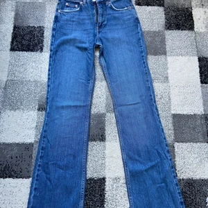 Flare jeans - Ett par jättefina mörkblå flarejeans från Gina Tricot i storlek 34/XS. Aldrig använda.