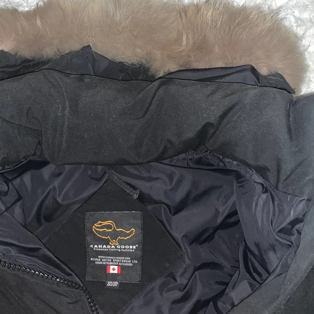 Canada Goose köpt på tradera för 1500 kr, använd ca 3 månader av mig❤️ jackan är i bra skick då inga skador finns  men vissa tecken på slitning finns!. Jackor.