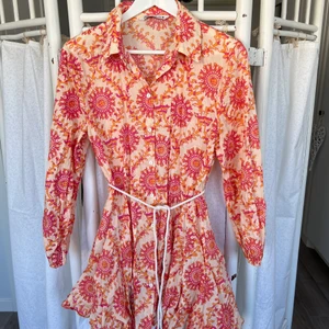 Klänning ZARA - Somrig klänning från zara som knappt hunnit användas i år 💔 Passar mer en M