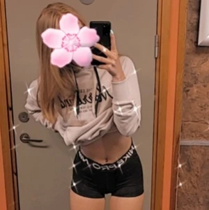 Nike Pro shorts - Säljer nu mina älskade Nike Pro shorts då dom inte passar längre, dom är i bra skick. Det är den kortare modellen. Hör gärna av dig om du undrar över något eller vill ha fler bilder💕