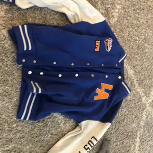 Snygg baseball jacket från hm,💙 Storlek m Köparen står för frakten.