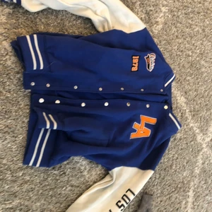 Baseball jacket - Snygg baseball jacket från hm,💙 Storlek m Köparen står för frakten.
