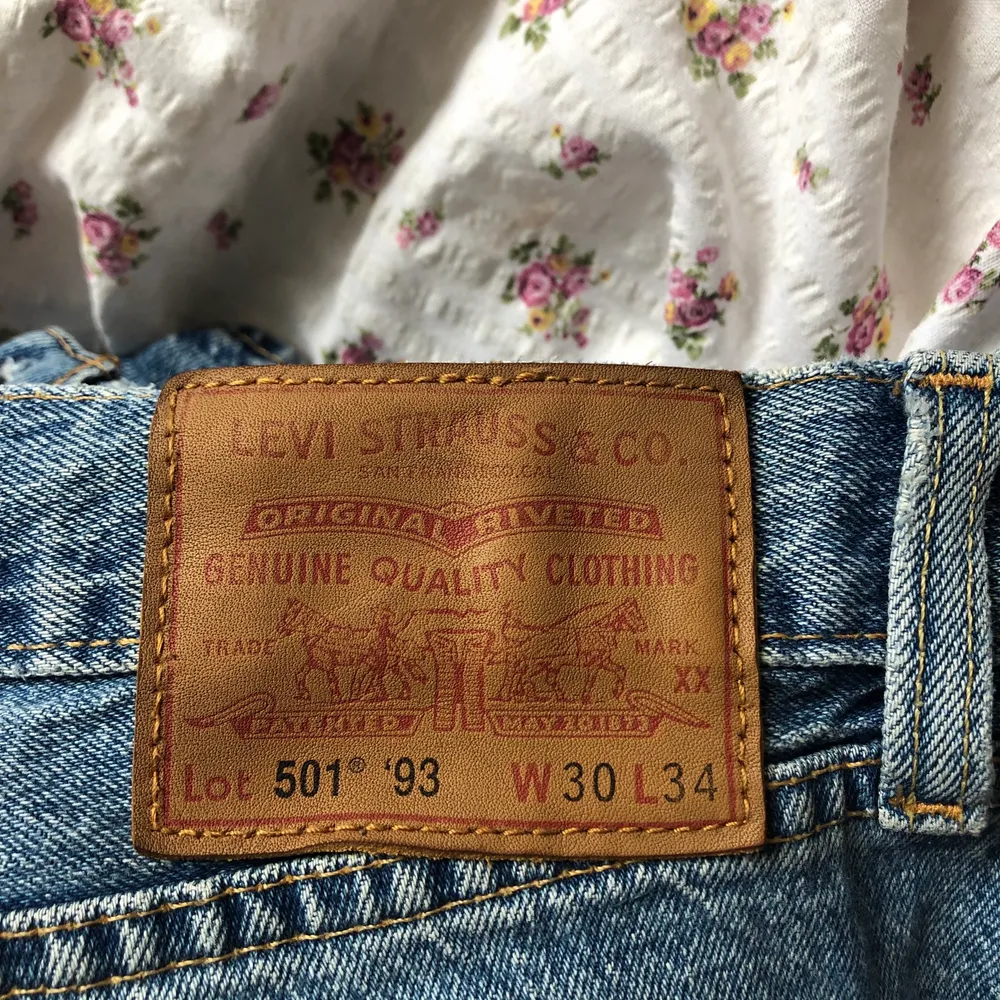 Säljer mina fina levis 501 jeans som är i fint skick!💖 . Jeans & Byxor.