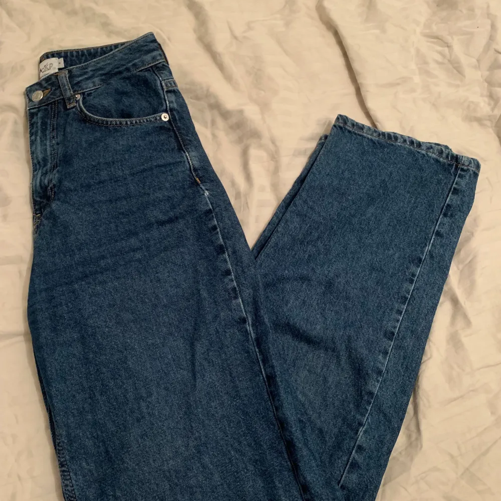 Säljer nu dessa snygga blåa jeans från na-kd i storlek 34/XS då de tyvärr är för små för mig. Dom är väldigt bekväma och ganska mjuka i materialet! jag är 163cm och de går ner till golvet för mig, vilket gör att de sitter perfekt när jag har skor på mig. . Jeans & Byxor.