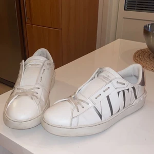 Valentino skor - Vit silvriga valentino skor i storlek 42 (passar 42,5-43). Skick 8,5/10 Sko kartong, dust bag, valentino kort samt extra snören tillkommer. Kan gå ner i pris vid snabb affär