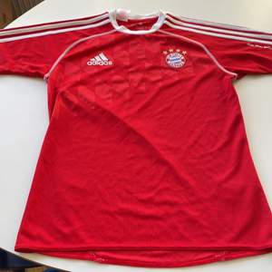 Bayern münchen fotbollströja adidasinget namn på ryggen väldigt bra skick.