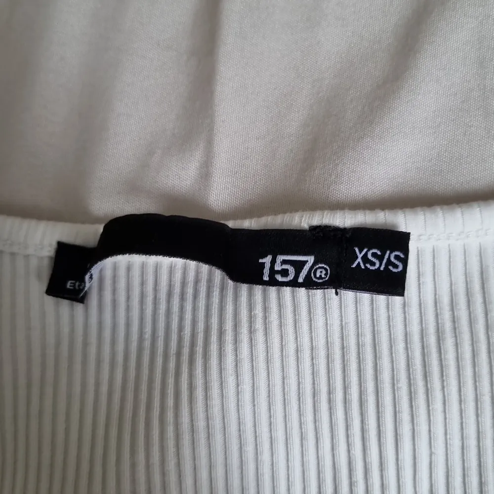 Vit tröja från lager 157 i storlek xs/s. Nyskick då den aldrig kommit till användning 💕 kontakta mig vid intresse☺️. Tröjor & Koftor.