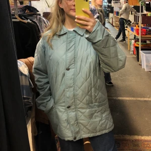 Fin retro jacka - Fin blå kappa som kommer till användning för sällan. Köpt second hand, fint skick förutom två knappar som trillat av men kan skicka med den ena så är det bara att du på! Fraktkostnad tillkommer, samfraktar gärna! 💞