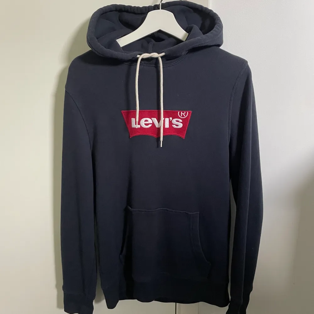 Levi’s hoodie, storlek S. Knappt använd, skick enligt bild. Köparen står för frakt (60kr)! . Hoodies.
