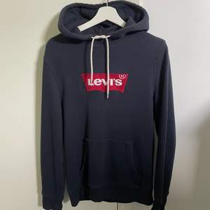 Levi’s hoodie, storlek S. Knappt använd, skick enligt bild. Köparen står för frakt (60kr)! 
