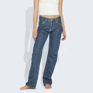 Midwaist jeans - Midwaist jeans från bikbok i storlek 28/34 och är väldigt långa i benen!! Knappt använda💞💞