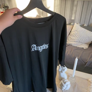 T-shirt - En snygg t-shirt från shein! Använd en gång! Strl L!  Frakt - 45kr 