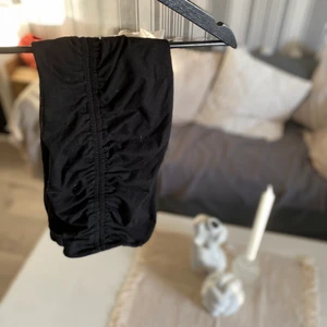 Kjol - En kjol med slits, använd flitigt därför säljes billigt!  Frakt - 45kr 