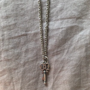Nyckelhalsband - Jättefin halsband som är helt oanvänd🥰 Det är bara att skriva om du undrar något eller om du vill köpa💓💓 Längden på nyckeln är 3cm