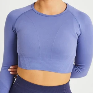 AYBL - AYBL träningströja i storlek S, passar 36-38. Otroligt mjukt och stretchigt material som sitter som en smäck. Croppad modell med långa ärmar samt hål för tummen vilket ger ett bra grepp.  Helt oanvänd, endast testad.   Färg: Steel blue  Storlek: S  Nypris