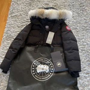 Canada goose carson parka - Canada goose carson parka nästan heöt ny använd 2 gånger. Storelk M. Pris kan diskuteras! Pris är i dm.