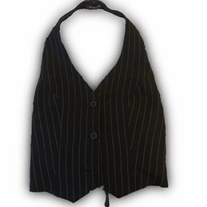 Cool väst🙌 - Säljer en as cool väst då den inte kmr till användning! Den går att knäppa i tre knappar men ja brukar bara knäppa två. Går även att lösa upp eller tighta i ryggen! Hör av dig vid frågor!💕  (Obs den är ej sönder där nere, bara edit programmet som krångla)