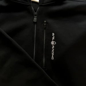 Sail Raicing Zip Hoodie - Säljer nu min killes helt nya Sail Racing Zip Hoodie. Kvitto finns. Säljes då han hann ta av lapparna och kan därför inte lämnas tillbaka. Oanvänd endast testad❤️‍🩹❤️‍🩹 Pris kan diskuteras vid snabb affär!!