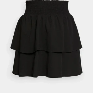 Volang kjol KappAhl st 152 - Volang kjol svart  nypris: 250 kr frakt: 39 kr