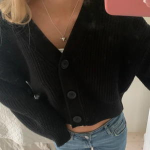 Stickad kofta från HM!  - Jättefin svart stickad kofta från hm, i bra skick!  Köparen står för frakt! 