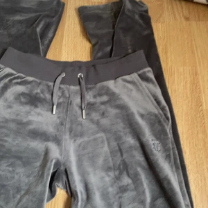 Strl XS - Gråa juicy byxor storlek XS ANVÄNDA 1-2 gånger jätte fina och sköna 