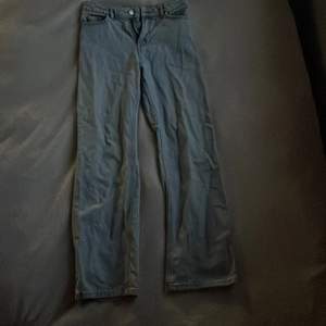 Jeans från Lindex i storlek 146, använda men i nyskick, fläckfria. Nypris 349kr.