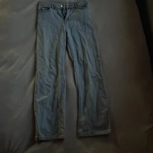 Jeans storlek 146 - Jeans från Lindex i storlek 146, använda men i nyskick, fläckfria. Nypris 349kr.